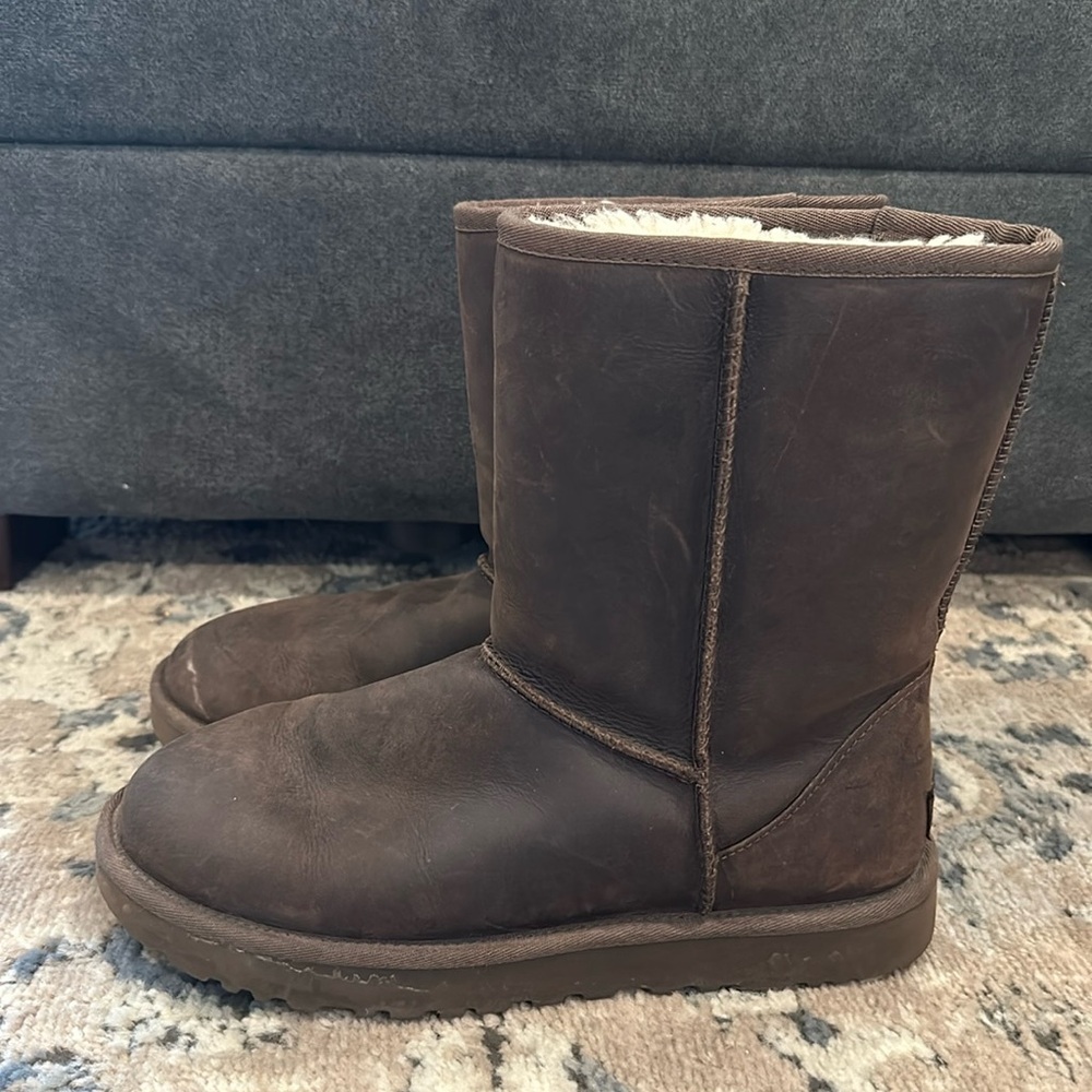 Ugh Classic Short Leather Brown size 9